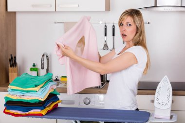 Yanmış Tshirt arayan kadın