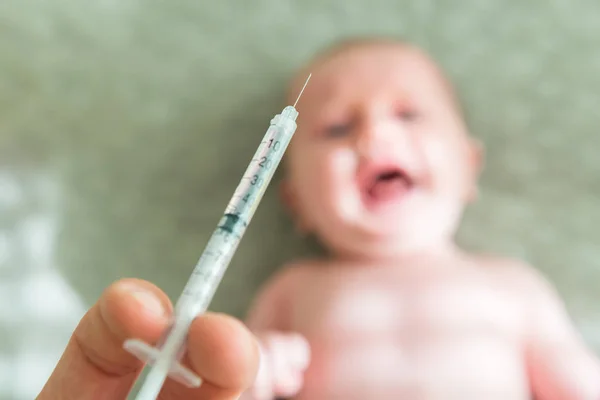 赤ん坊はワクチン接種の上に泣く — ストック写真