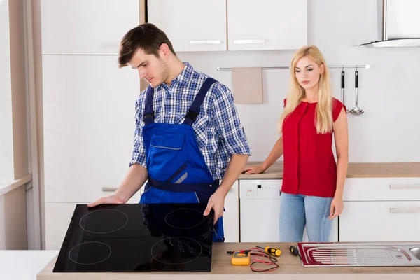 Reparador Instalación de cocina de inducción — Foto de Stock