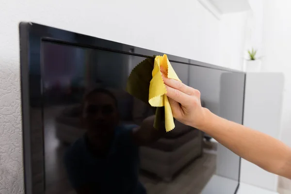 Mulher limpeza Televisão — Fotografia de Stock
