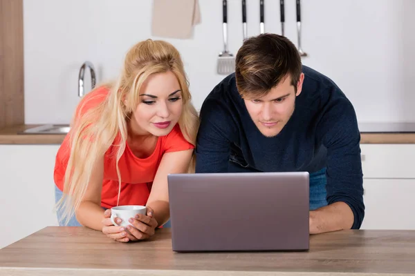 Pareja usando portátil — Foto de Stock