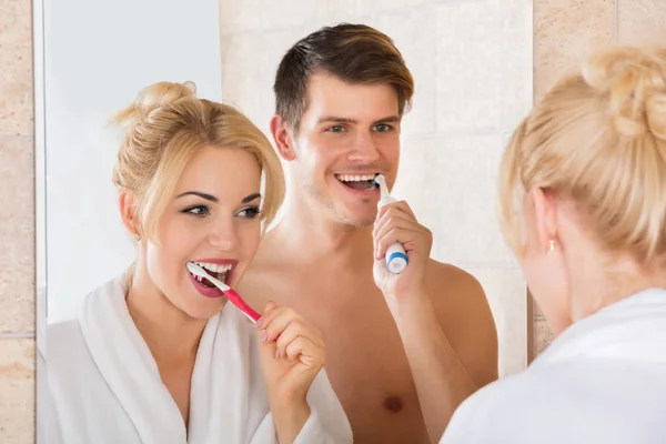 Pareja cepillándose los dientes —  Fotos de Stock