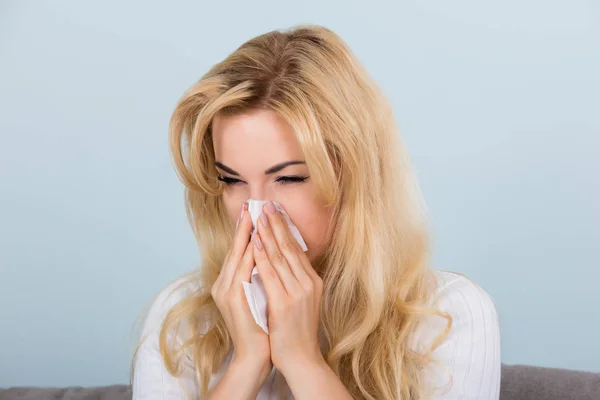 Femme soufflant nez dans le papier tissu — Photo