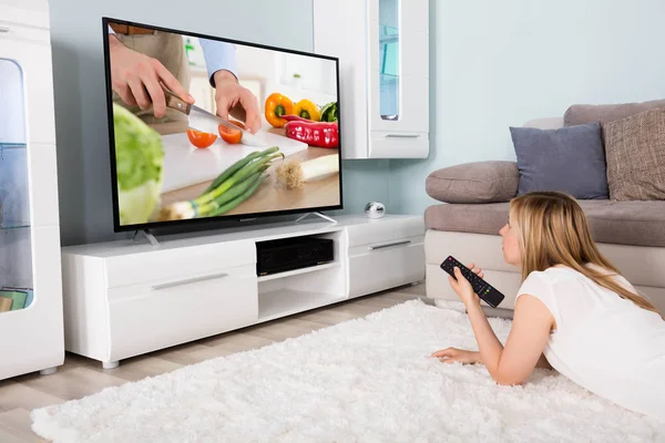 Mulher assistindo Cooking Show — Fotografia de Stock