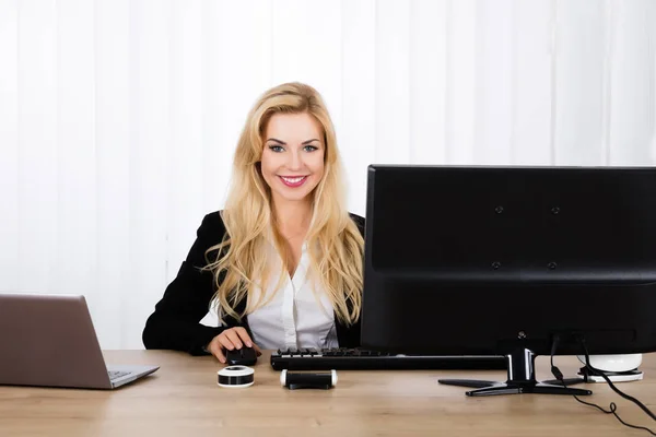 Számítógépes dolgozó nő — Stock Fotó