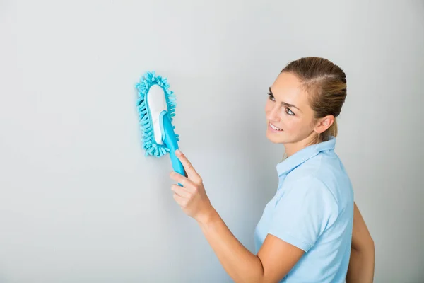 Mujer pared de limpieza — Foto de Stock