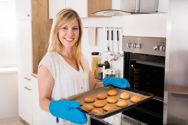 Woman Placing Cookies — Stock Photo, Image