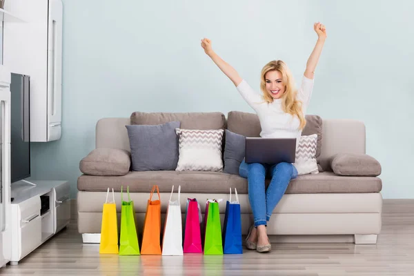 Glimlachende vrouw met laptop — Stockfoto