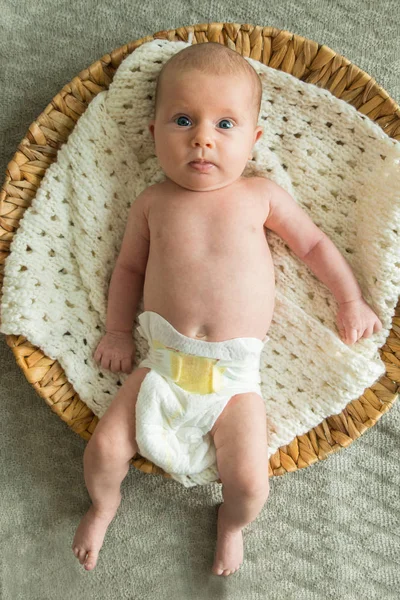 Bebek bezi giyiyor — Stok fotoğraf