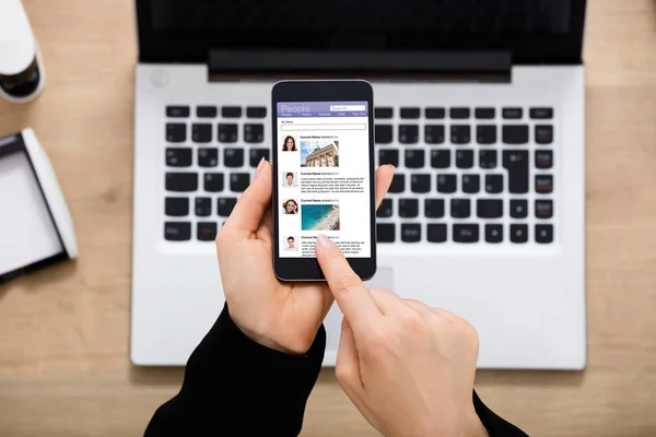 Businesswoman Using smartphone — Stock Photo, Image