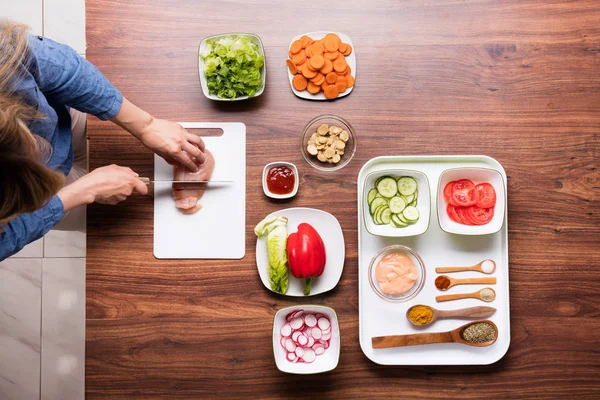 Mujer cortando carne —  Fotos de Stock