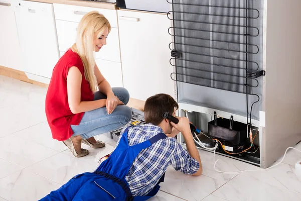 Male Worker Repairing Refrigerator — Stock Photo, Image