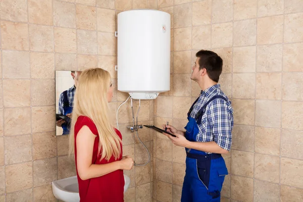 Male Plumber Holding Clipboard — Stock Photo, Image