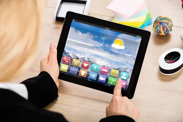 Empresária com tablet digital — Fotografia de Stock