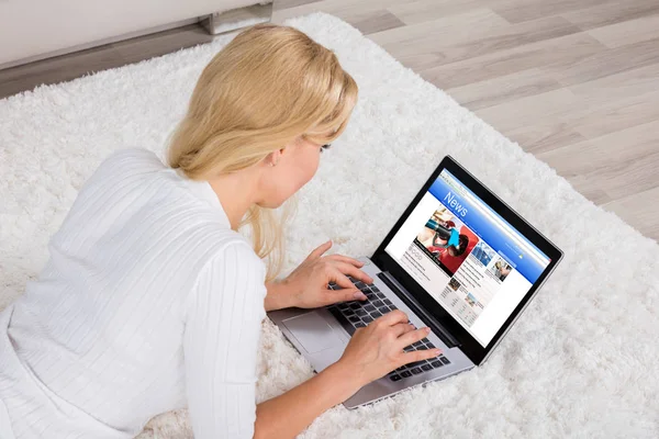 Mujer leyendo noticias —  Fotos de Stock