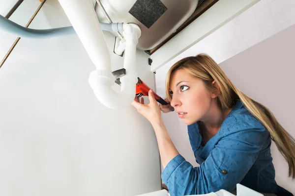 Woman Fixing Sink Pipe — Stock Photo, Image