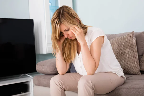 Mujer con dolor de cabeza —  Fotos de Stock