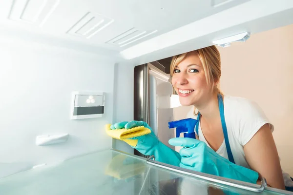 Woman Cleaning Refrigerator — Stock Photo, Image