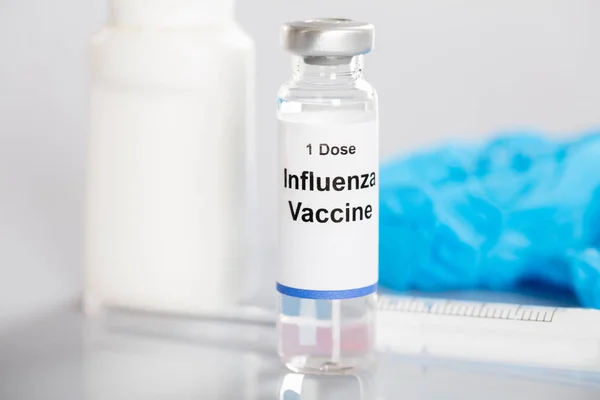 Frasco para injectáveis de vacina contra a gripe — Fotografia de Stock