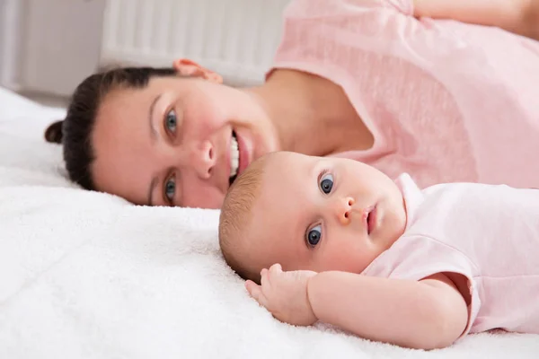 Woman With Baby On Bed — Stock Photo, Image