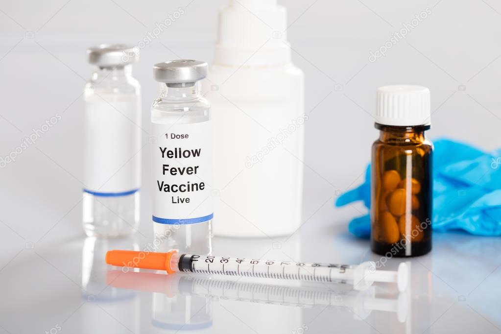 Vacuna con la jeringa y medicamentos — Foto de stock © AndreyPopov