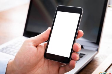 Cep telefonu kullanan kişi