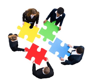Beyaz arka plan Jigsaw bulmaca çözümü bir iş adamları yüksek açılı görünüş