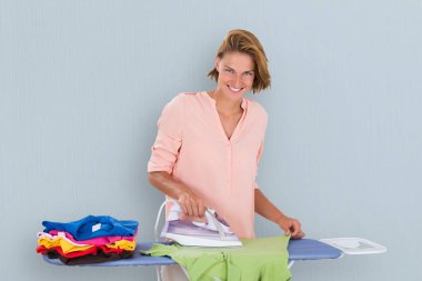 Ütü Ütüleyen Kadın