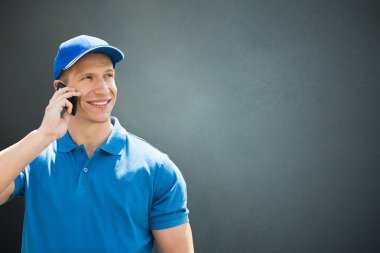 Telefonda konuşurken teslimatçı 