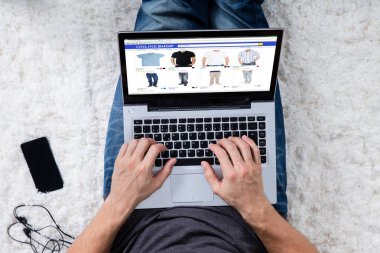 İnternetten alışveriş yapan adam