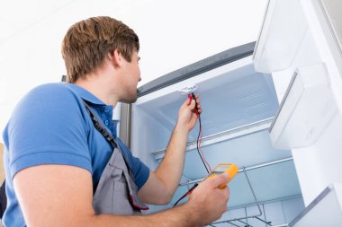 Teknisyen kontrol buzdolabı