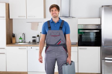 Genç bir işçi Holding araç kutusu