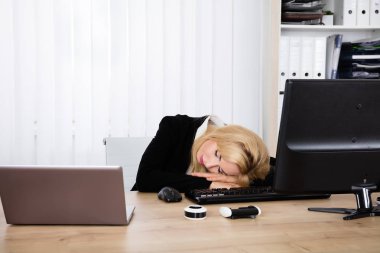 Ofis Masası üzerinde uyuyan kadın