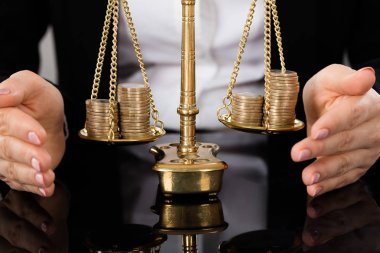 Adalet ölçekli koruma eller