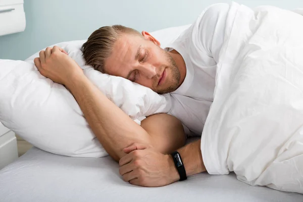 Man sover med Smart Watch-klocka — Stockfoto