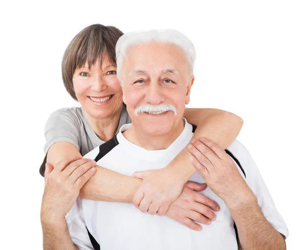 老年夫妇在白色背景上互相拥抱的肖像 — 图库照片
