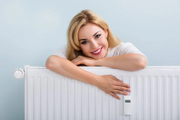 Mulher apoiada no radiador — Fotografia de Stock