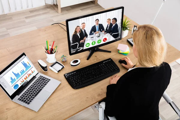 Empresária Videoconferência por Computador — Fotografia de Stock