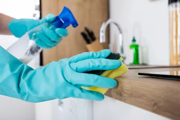 Janitor pulizia cucina piano di lavoro — Foto Stock