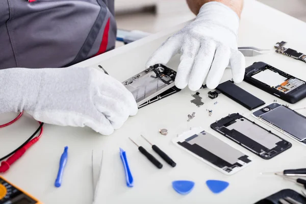 Technician Repairing MobilePhone — Stock Photo, Image