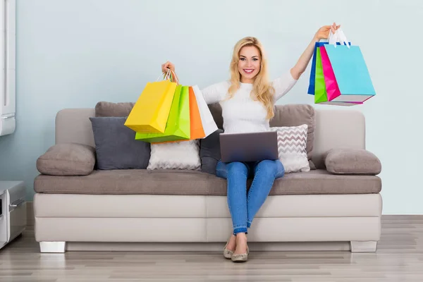 Mujer sosteniendo bolsas de compras — Foto de Stock