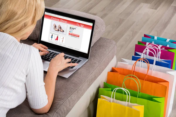 Zakupy kobiet online — Zdjęcie stockowe