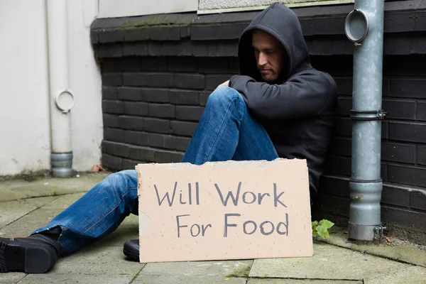 Nezaměstnaný muž s vývěsní štít — Stock fotografie