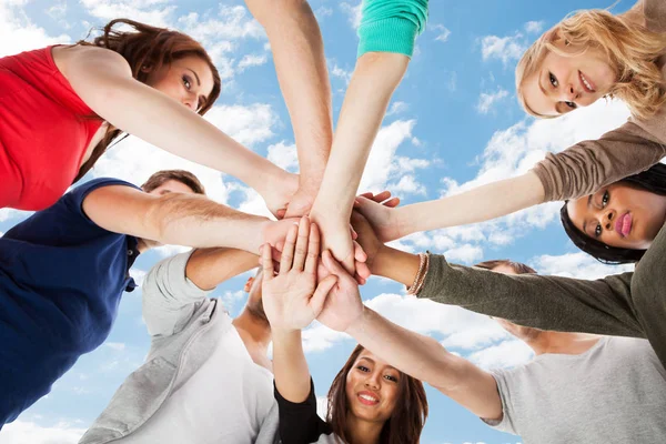 Vue Faible Angle Élève Empilant Les Mains Contre Ciel — Photo