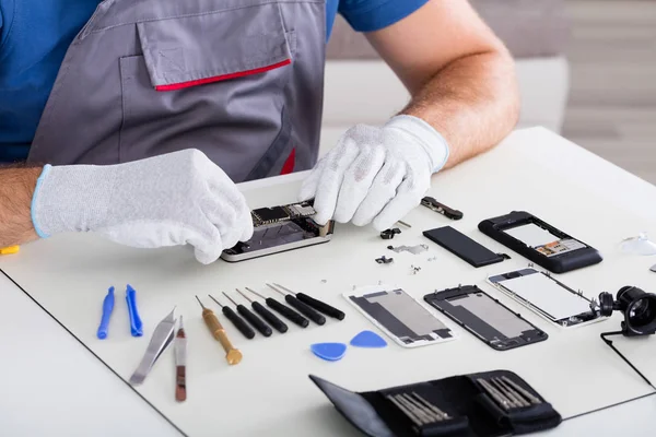 Technician Repairing MobilePhone — Stock Photo, Image