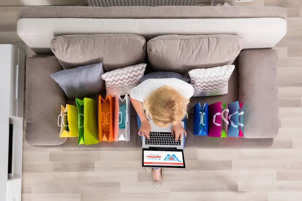 Vrouw winkelen online — Stockfoto