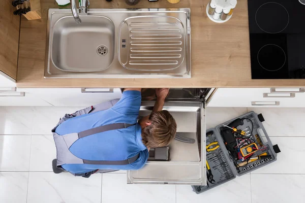 男修復食器洗い機 — ストック写真