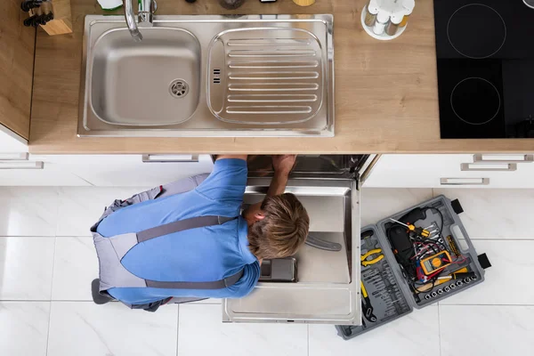 Man Repairing Dishwasher — Stock Photo, Image