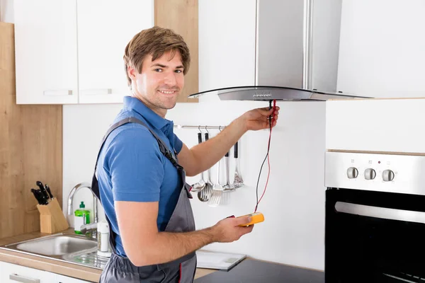 Repairman Checking Extractor Filter — Stock Photo, Image