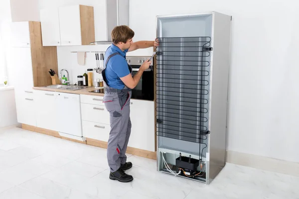 Serviceman repairing Fridge — Stock Photo, Image